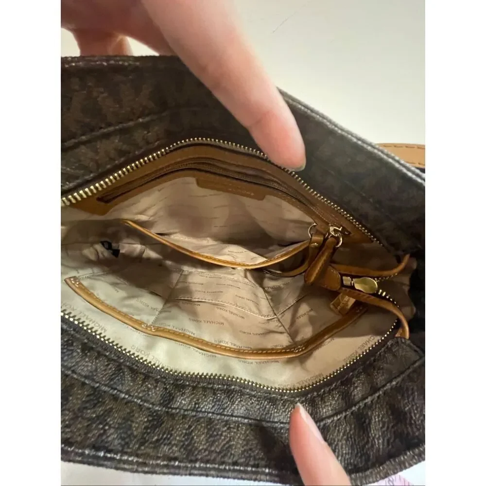 a Michael Kors Jet Set Travel Large Messenger Bag, featuring the brand's signatu